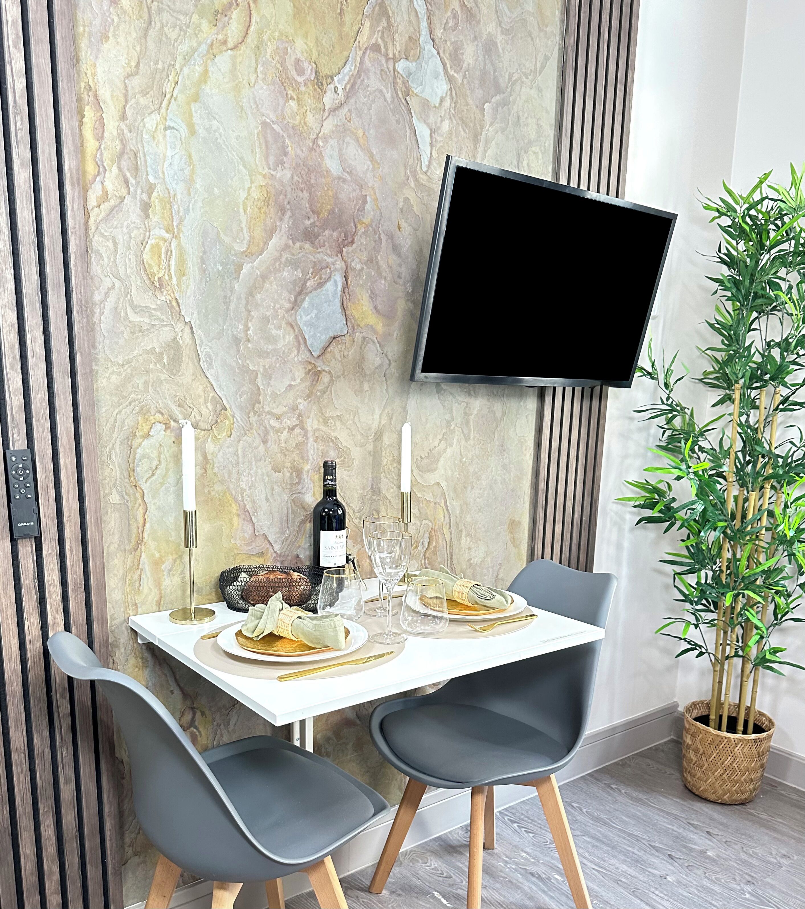 标准开间, 庭院景观 | 起居区 | 80-厘米智能电视（配备数码频道）