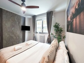 สแตนดาร์ดสตูดิโอ, วิวสวนหย่อม | บริเวณนั่งเล่น | สมาร์ททีวี 80 ซม. พร้อมช่องดิจิตอล