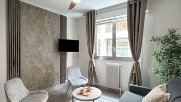 标准开间, 庭院景观 | 起居区 | 80-厘米智能电视(配备数码频道)