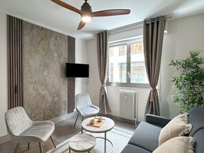 Standaard studio, uitzicht op de binnenplaats | Woonruimte | Een 80-cm smart-tv met digitale zenders