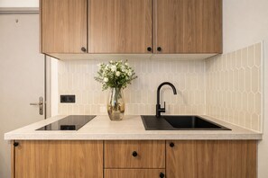 Standard Studio, Courtyard View | Private kitchen | Espresso maker, electric kettle, toaster, freezer - 1601 Dumont (Paris)