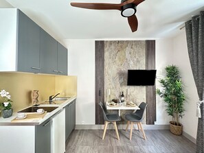 Standard Studio, Courtyard View | Private kitchen | Espresso maker, electric kettle, toaster, freezer - 1601 Dumont (Paris)