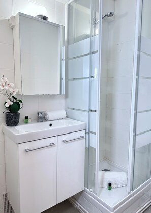 สแตนดาร์ดสตูดิโอ, วิวสวนหย่อม | ห้องน้ำ