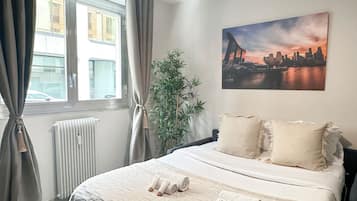 标准开间, 庭院景观 | 起居区 | 80-厘米智能电视(配备数码频道)