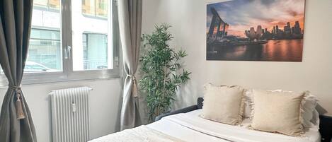 Standard Studio, Courtyard View | Living area