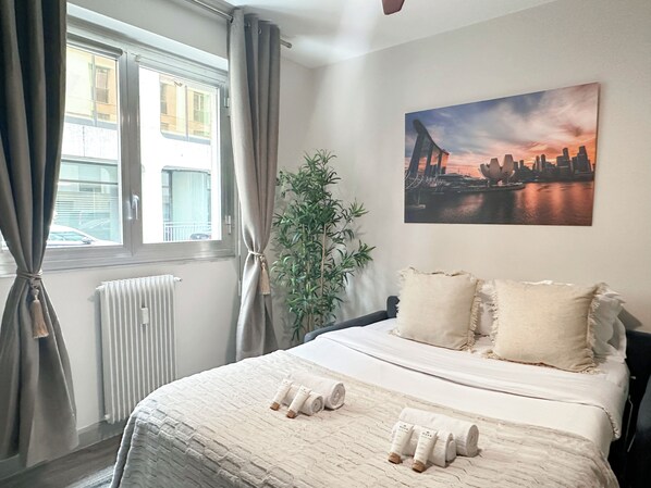 Standaard studio, uitzicht op de binnenplaats | Woonruimte | Een 80-cm smart-tv met digitale zenders