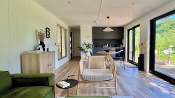 Televisie, een open haard en een kantoor