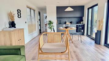 TV, peis og kontorer