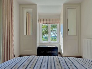 2 bedrooms, desk, iron/ironing board, travel crib