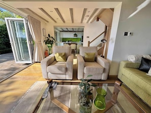 Fernseher, Kamin, Bücher, Stereoanlage