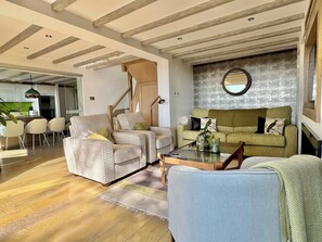 Fernseher, Kamin, Bücher, Stereoanlage