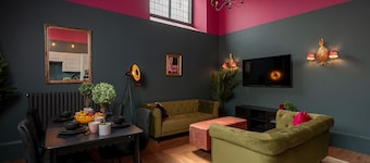 Vibrant 2-Bedroom Chapel Apartment Retreat