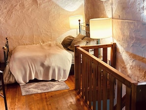 1 bedroom, desk, WiFi, bed sheets