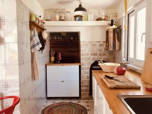 Réfrigérateur, plaque de cuisson, lave-vaisselle, cafetière/bouilloire