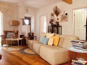 Televisie, een open haard, boeken en een kantoor