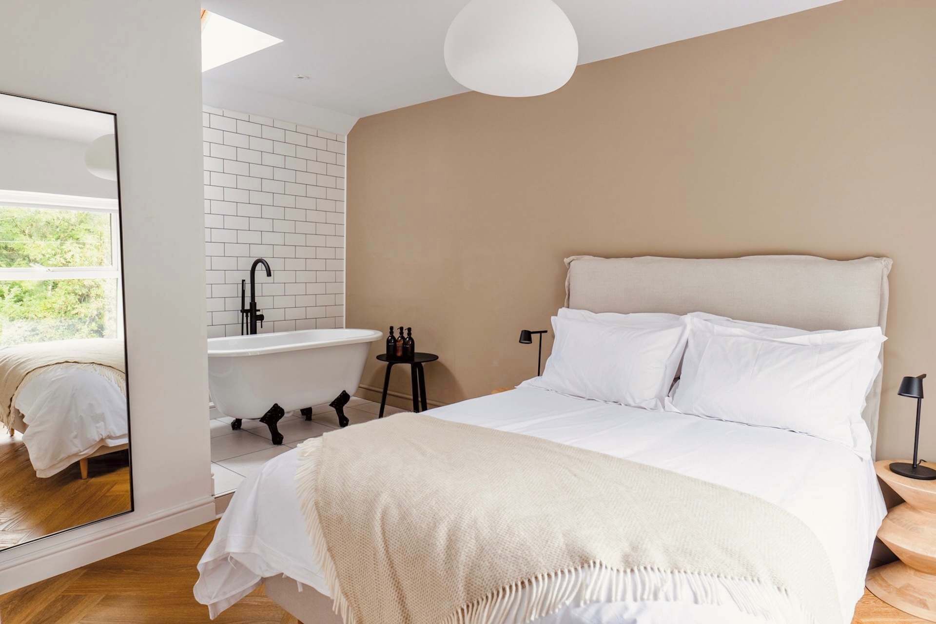 3 soverom, skrivebord, strykejern/-brett og reiseseng for barn