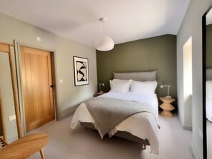 3 bedrooms, desk, iron/ironing board, travel cot