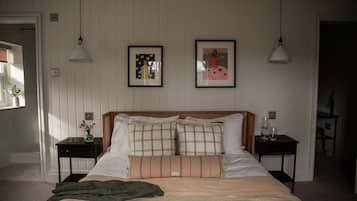 5 bedrooms, desk, iron/ironing board, travel cot