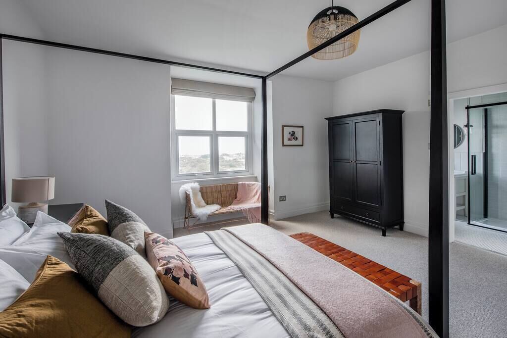 5 多间卧室、办公桌、熨斗/熨衣板、旅行婴儿床