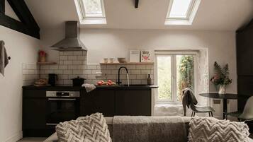 Kjøleskap, ovn, kokeplater og kaffetrakter/tekoker