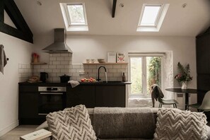 Réfrigérateur, four, plaque de cuisson, cafetière/bouilloire