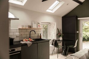 Refrigerador, horno, parrilla de estufa y cafetera y tetera 