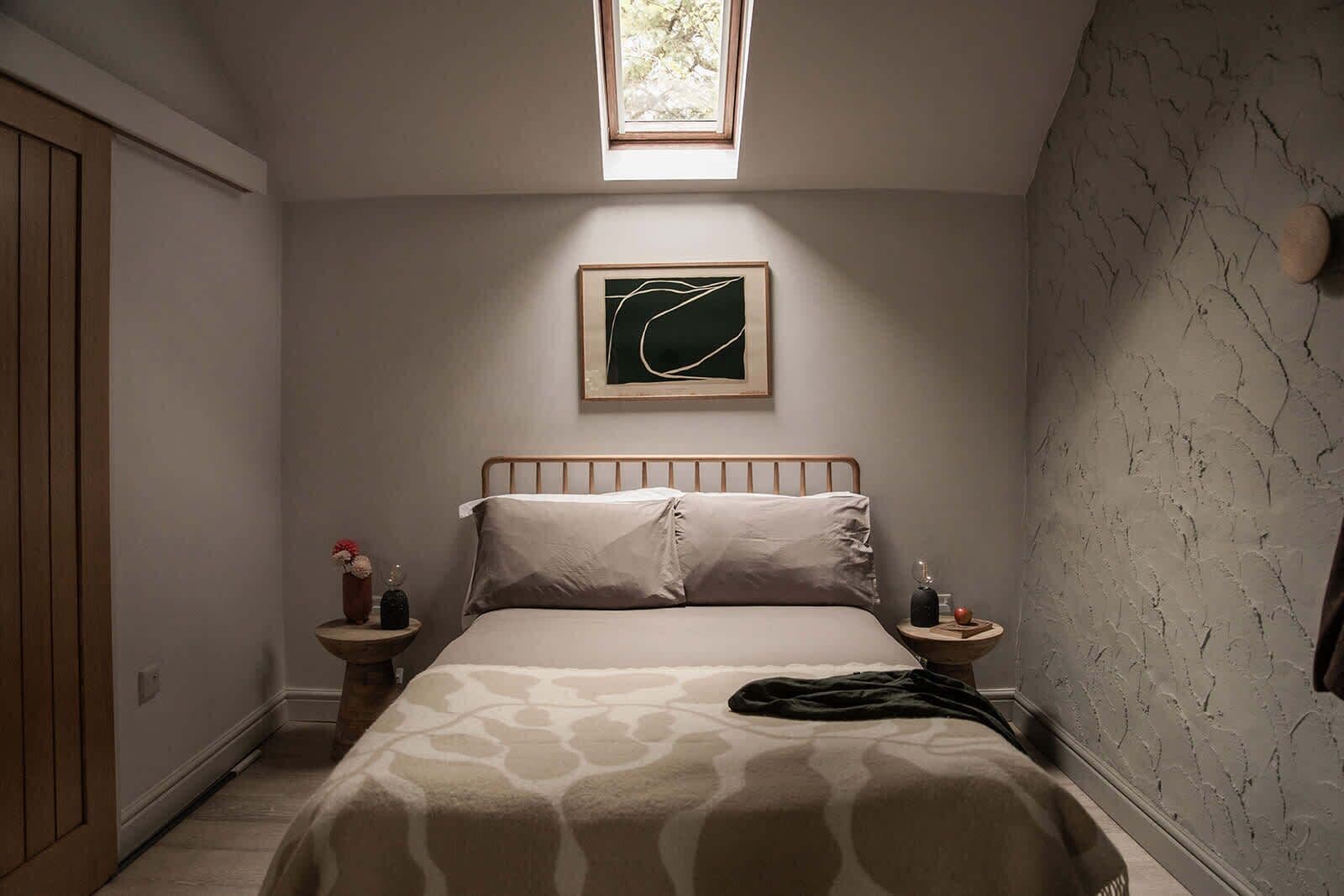 1 間睡房、書桌、熨斗/熨衫板、可攜式嬰兒床