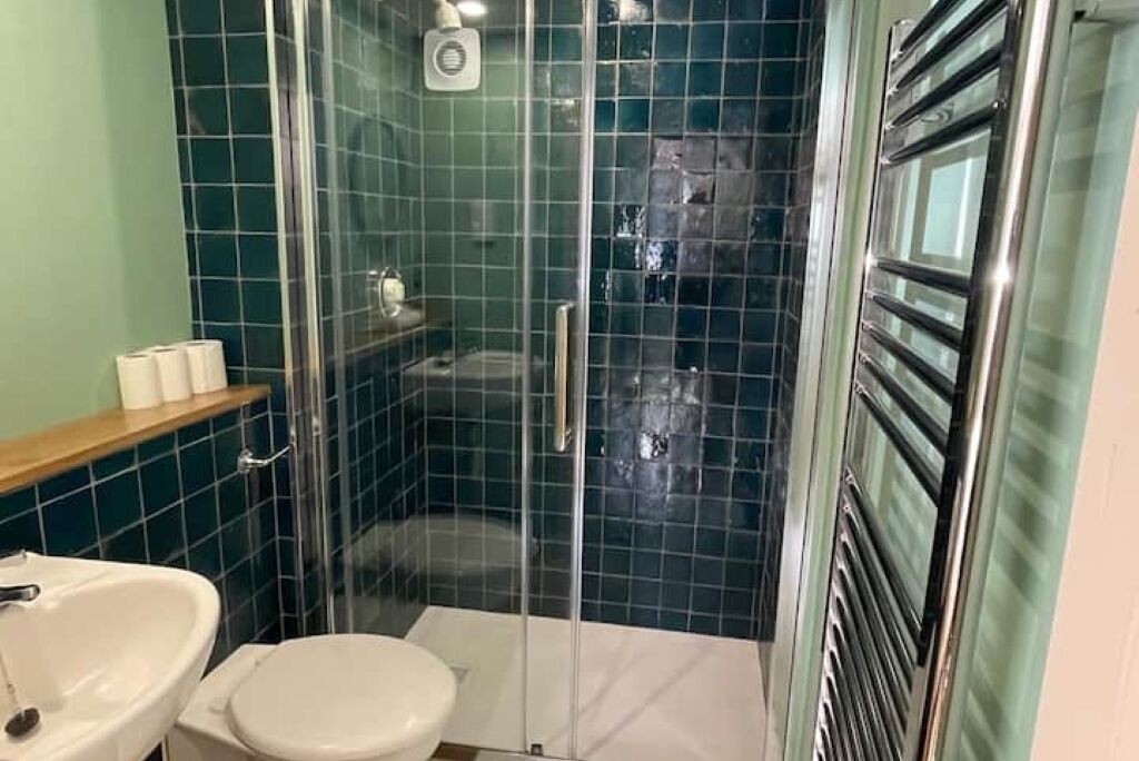 Douche, sèche-cheveux, serviettes fournies, savon
