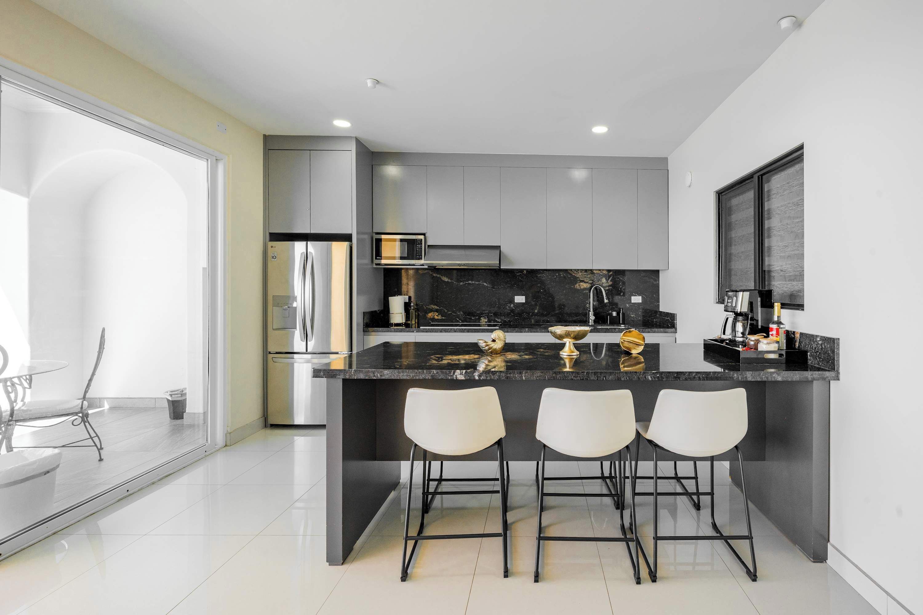 Frigorífico, microondas, placa de cocina y cafetera o tetera