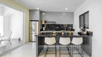 Frigorífico, microondas, placa de cocina y cafetera o tetera