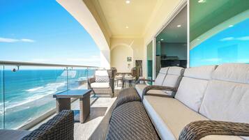 Una televisión, una oficina