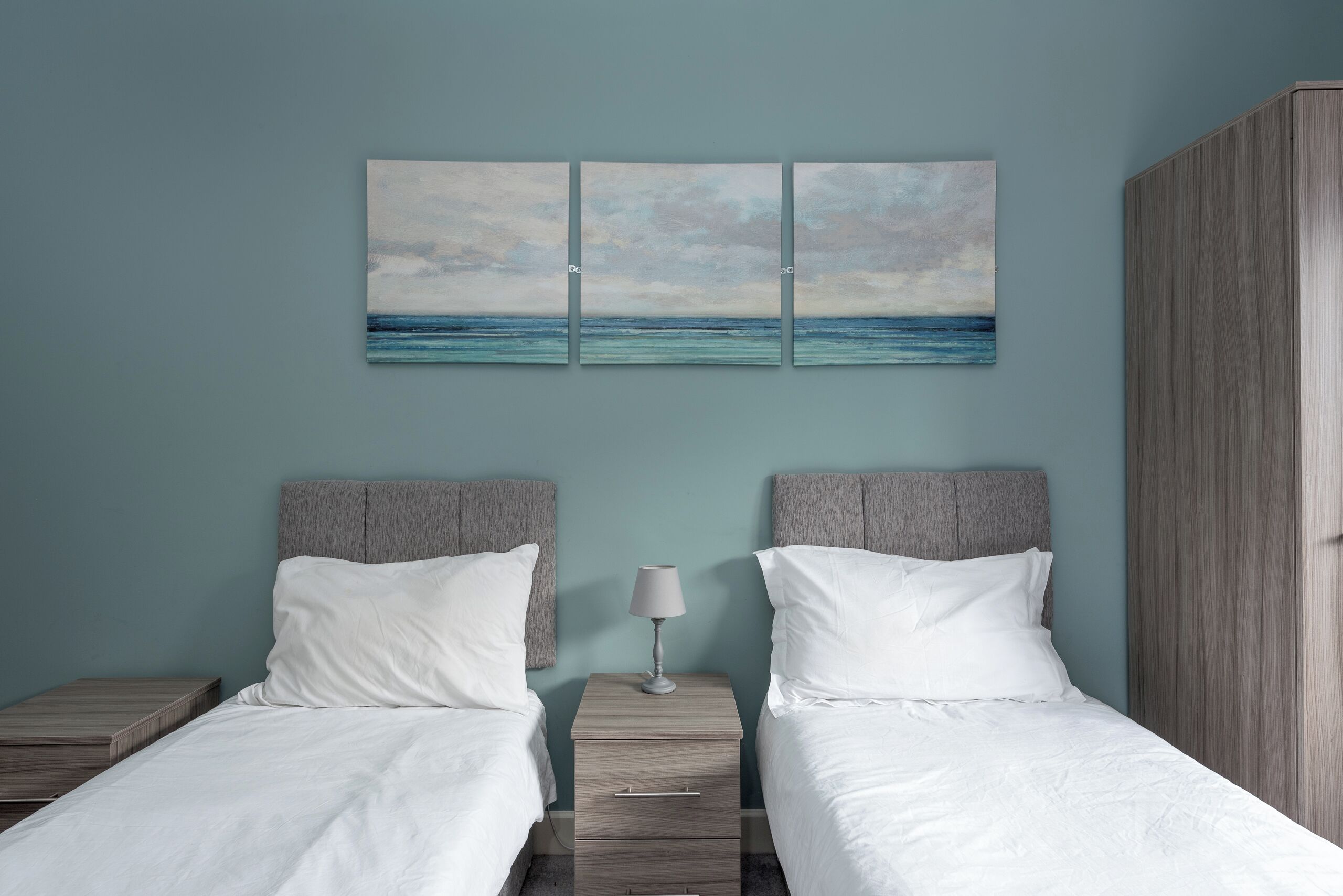 5 habitaciones, tabla de planchar con plancha, wifi y ropa de cama 