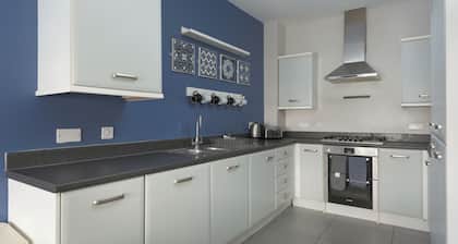 Ashland House - close to Stadium and Shopping Centre