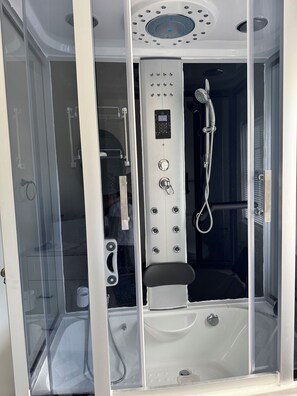 Doccia, vasca idromassaggio, asciugamani, sapone