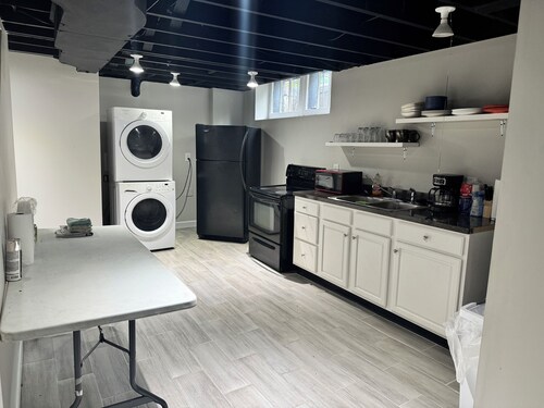 Spacious 6-bedroom house in Indianapolis near downtown, fairgrounds, speedway