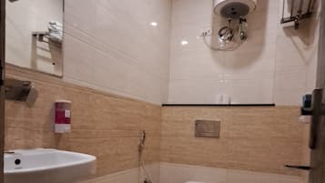 Ducha, secador de pelo, toallas, jabón