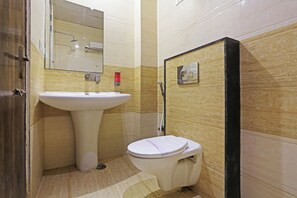 Chuveiro, secador de cabelo, toalhas de banho, sabonete