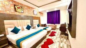 Classic Triple Room | Minibar, free WiFi, bed sheets - Hotel Smart Plaza (New Delhi)