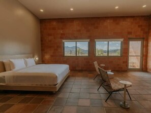 Studio 2 at High Frontier | Roupas de cama premium, camas com colchões pillow-top, cortinas blackout