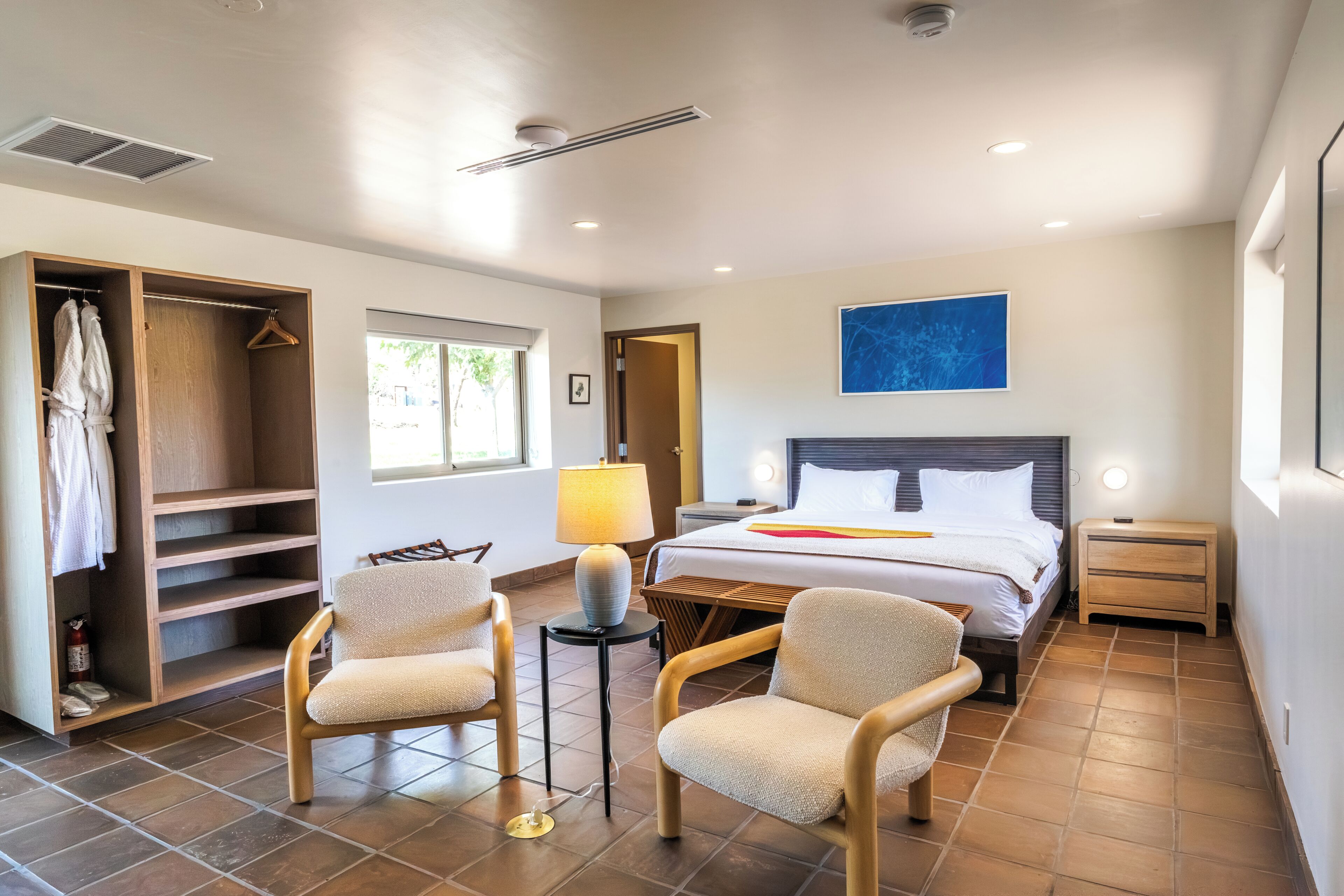 Field House 5 at High Frontier | Roupas de cama premium, camas com colchões pillow-top, cortinas blackout