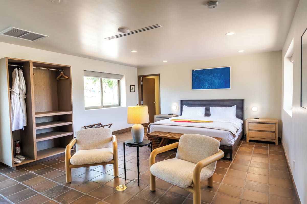 Field House 5 at High Frontier | Roupas de cama premium, camas com colchões pillow-top, cortinas blackout
