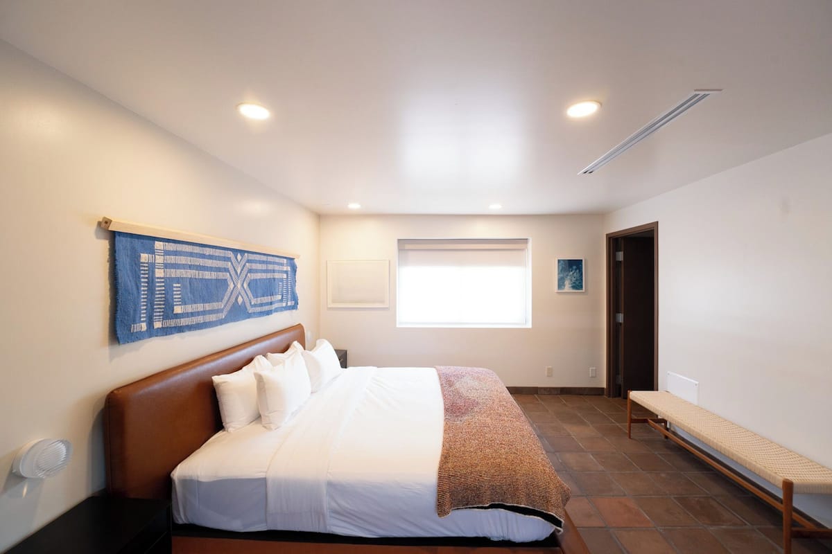 Field House 6 at High Frontier | Seprai premium, bantalan ekstra lembut, dan tirai kedap cahaya