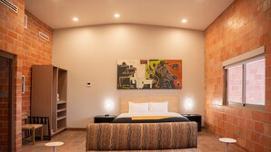 Studio 1 at High Frontier | 高档床上用品、加厚床垫、遮光窗帘、免费 WiFi