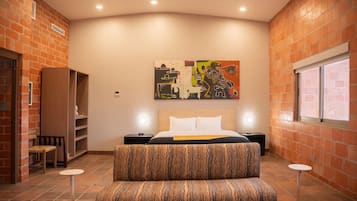 Studio 1 at High Frontier | Ropa de cama de alta calidad, camas con pillow-top y cortinas blackout
