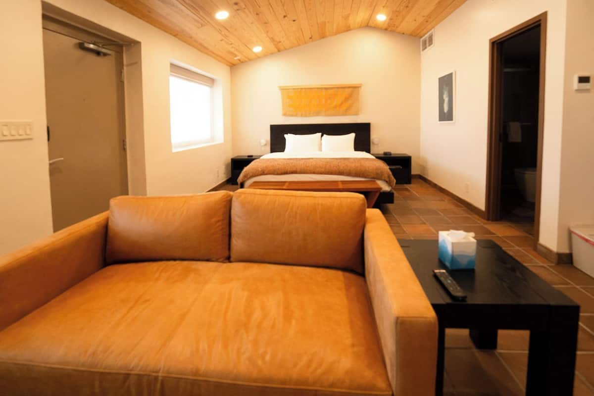 Bunkhouse 2 at High Frontier | 高档床上用品、加厚床垫、遮光窗帘、免费 WiFi