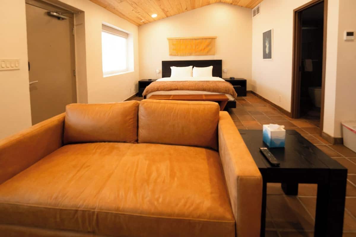 Bunkhouse 2 at High Frontier | Seprai premium, bantalan ekstra lembut, dan tirai kedap cahaya
