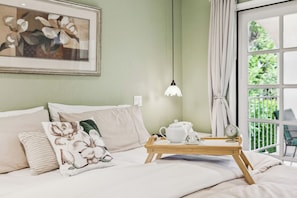 2 bedrooms, iron/ironing board, travel cot, WiFi