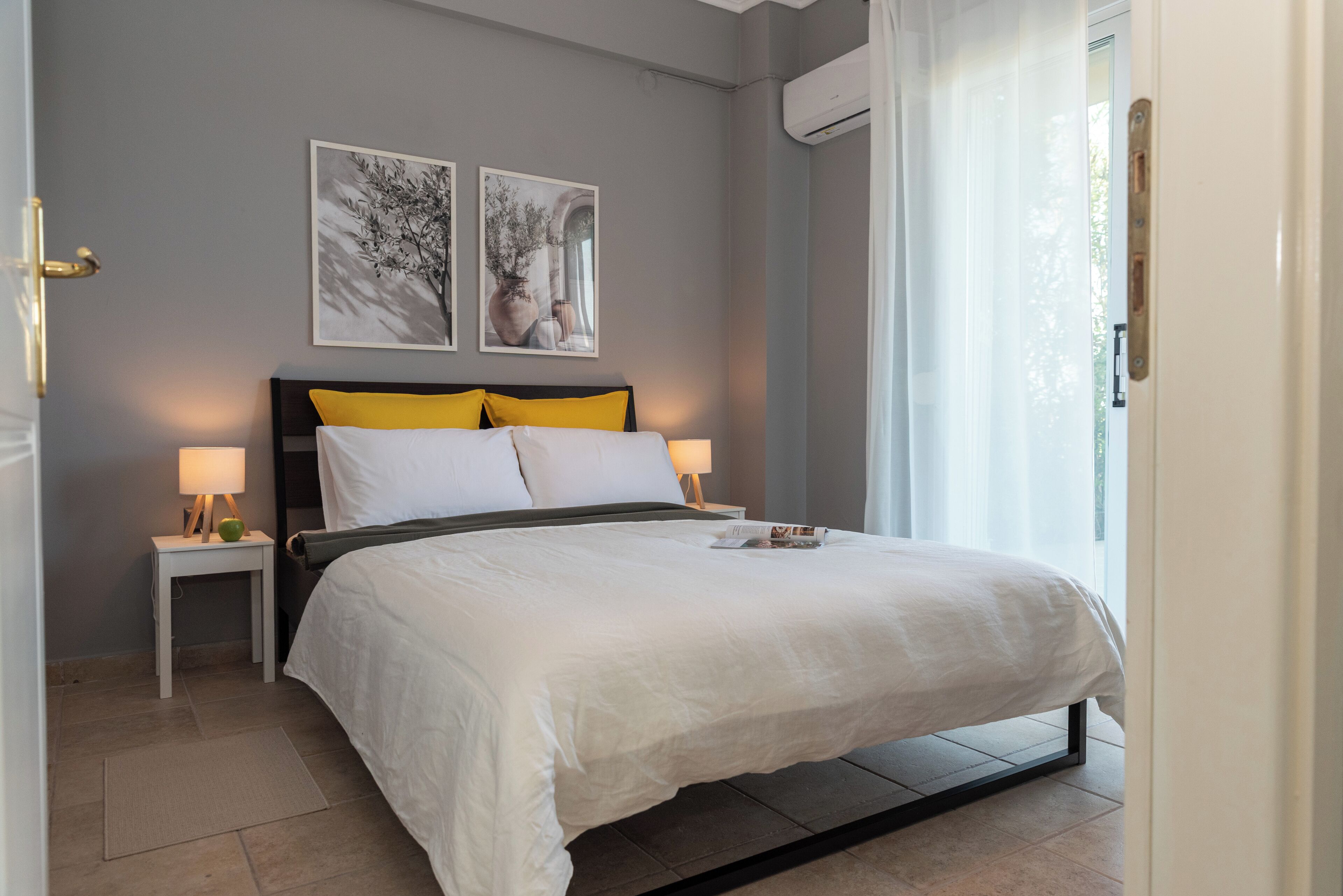 1 habitación, tabla de planchar con plancha y ropa de cama 