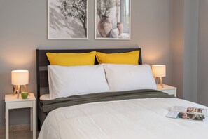 1 dormitori, planxa i posts de planxar i roba de llit 