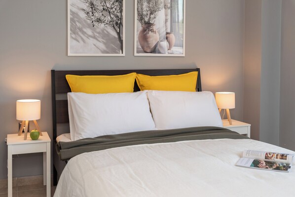 Iron/ironing board, bed sheets